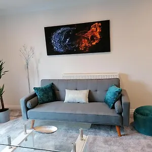 Apartment Luxury Modern 2 Bed Apartment, Free Undercroft Parking For 1 Car
